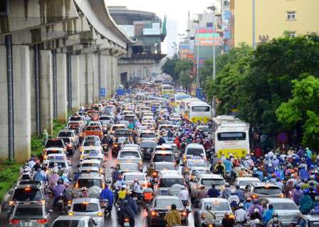 Khắc phục tình trạng ổ gà, hố ga gây mất an toàn giao thông trên đường Trần Phú, Hà Đông
