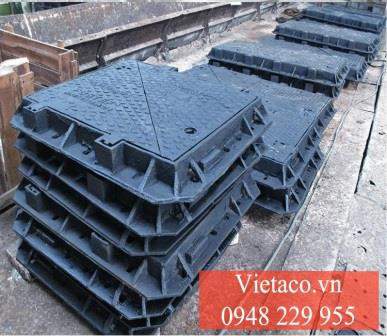nắp bể cáp gang Việt Á được vận chuyển đến công trình để lắp đặt