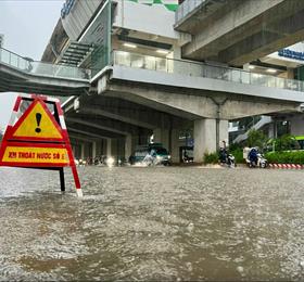 Hà Nội mưa lớn cả ngày khiến nhiều tuyến phố ngập sâu