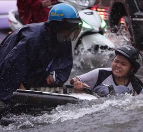 Người và xe ngập trong nước sau trận mưa lớn ở TPHCM