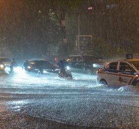 Mưa lớn tối ngày 12/5 khiến người và xe ở nhiều tuyến phố của Hà Nội ngập trong nước